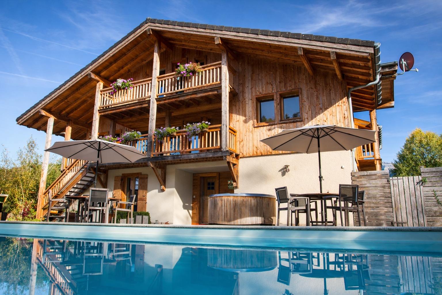 Chalet Brio and swimming pool