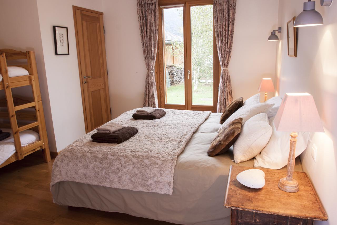 Room 2 - OAK. Double or Twin with bunk bed in alcove. Ensuite bath/shower