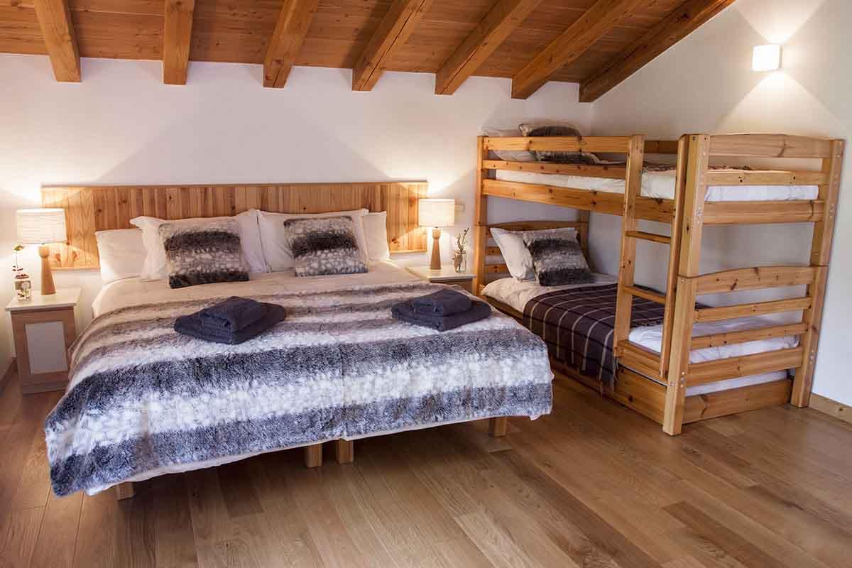 Room 5 - DOUGLAS. Double or twin with bunk beds. Ensuite bath/shower