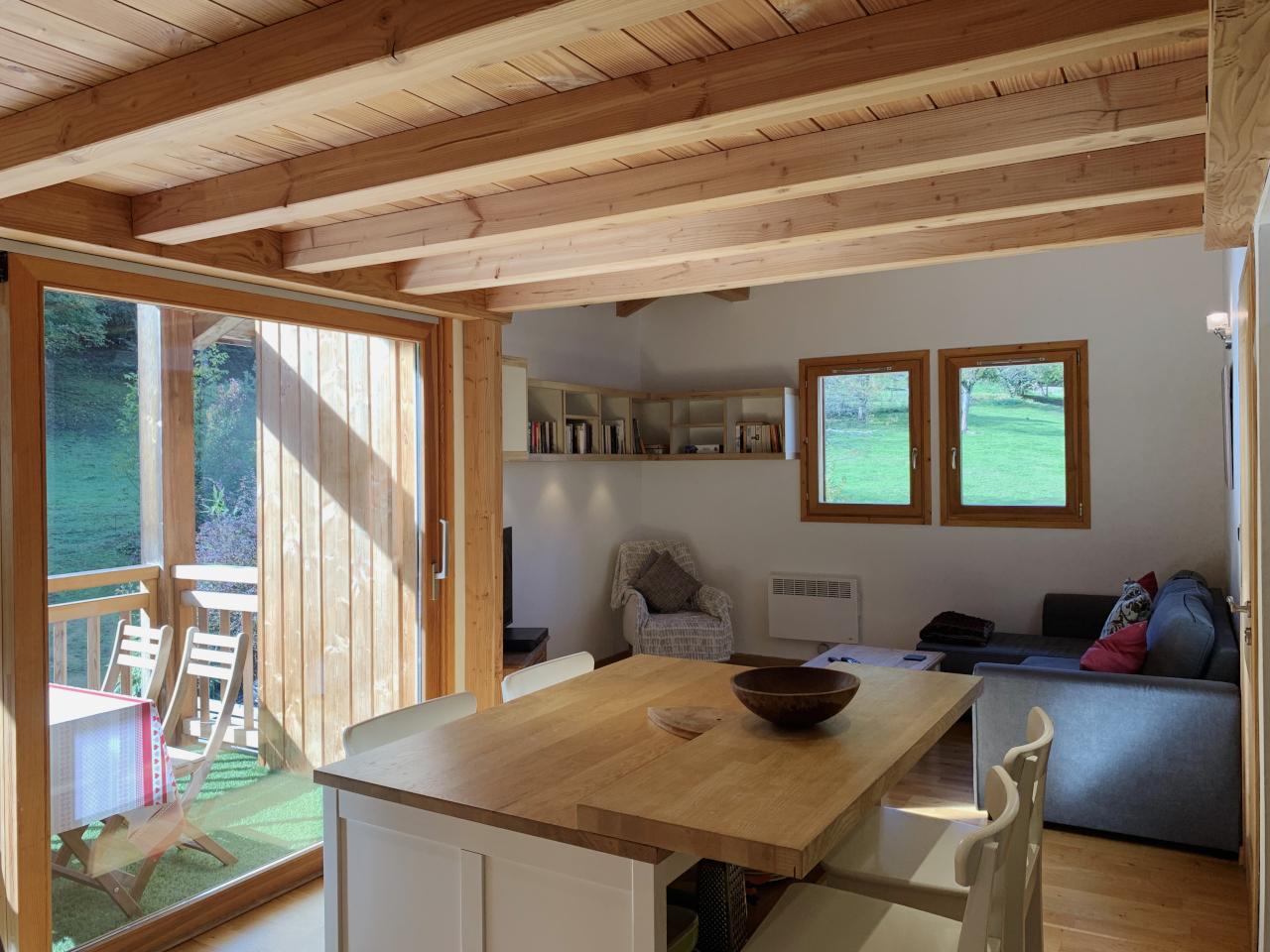 Open plan living area with Smart TV with UK Freeview and Netflix